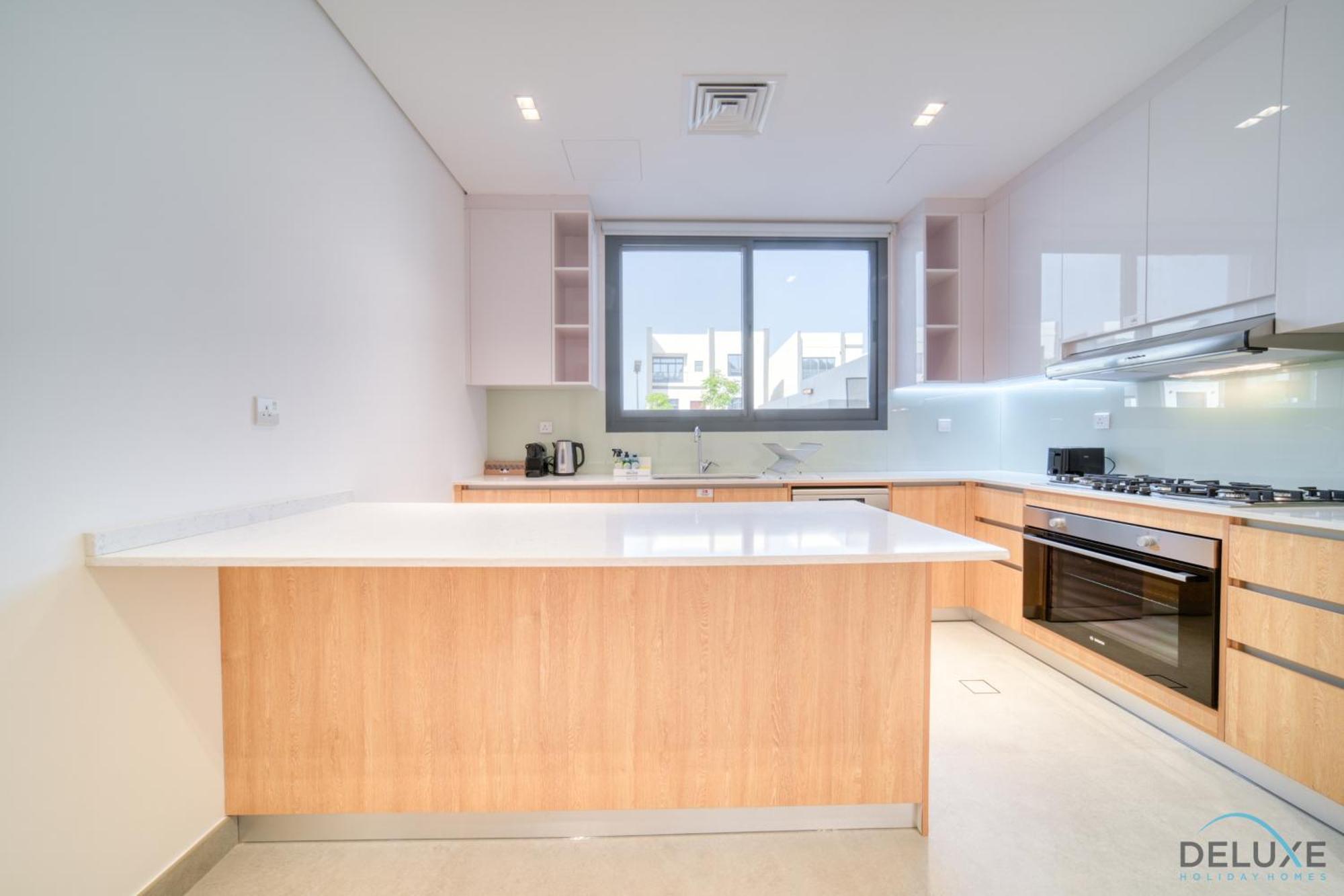 Exclusive Deal! Luxury 4br On Al Dana Island By Deluxe Homes *