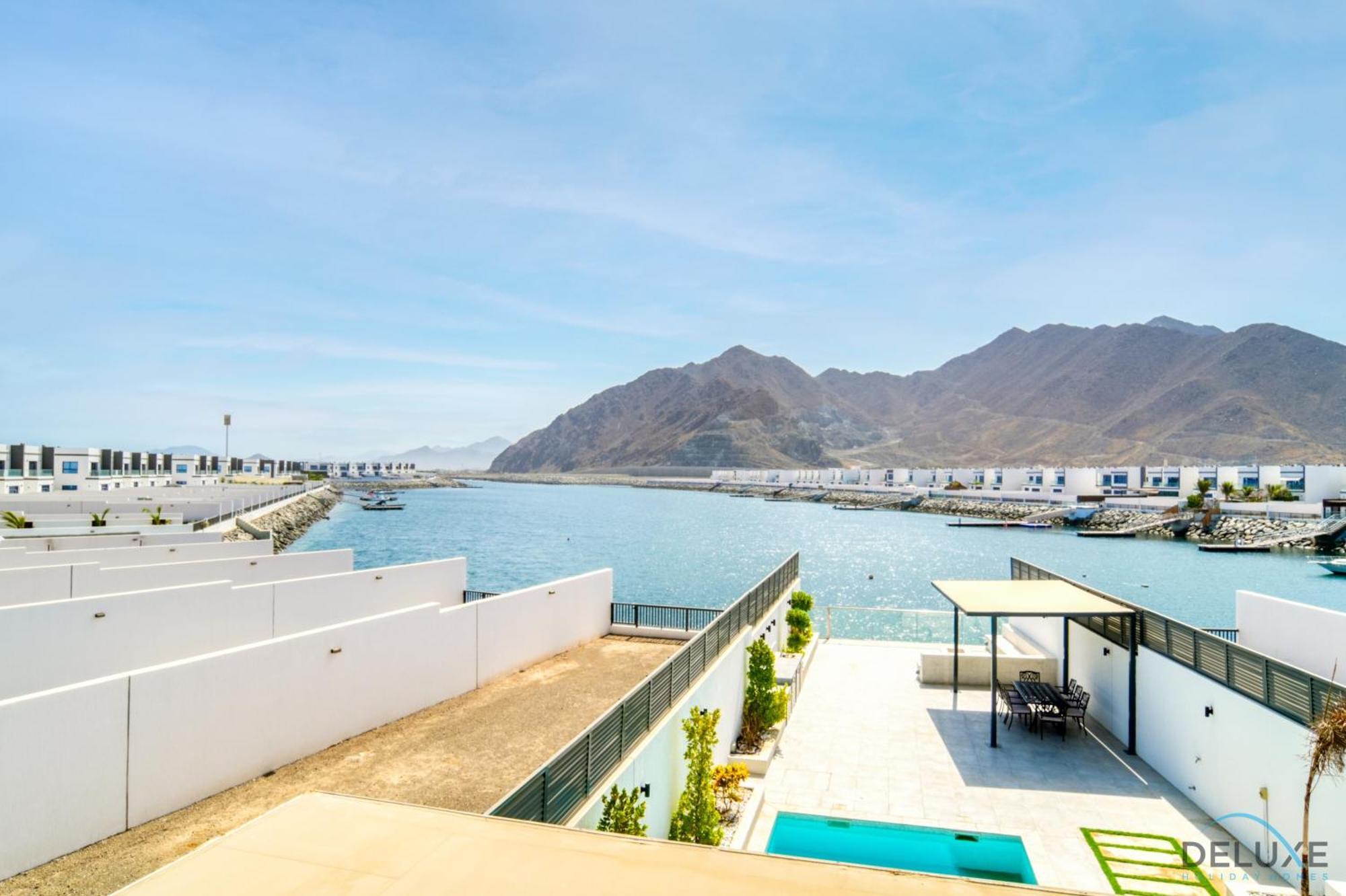 Exclusive Deal! Luxury 4br On Al Dana Island By Deluxe Homes Fujairah
