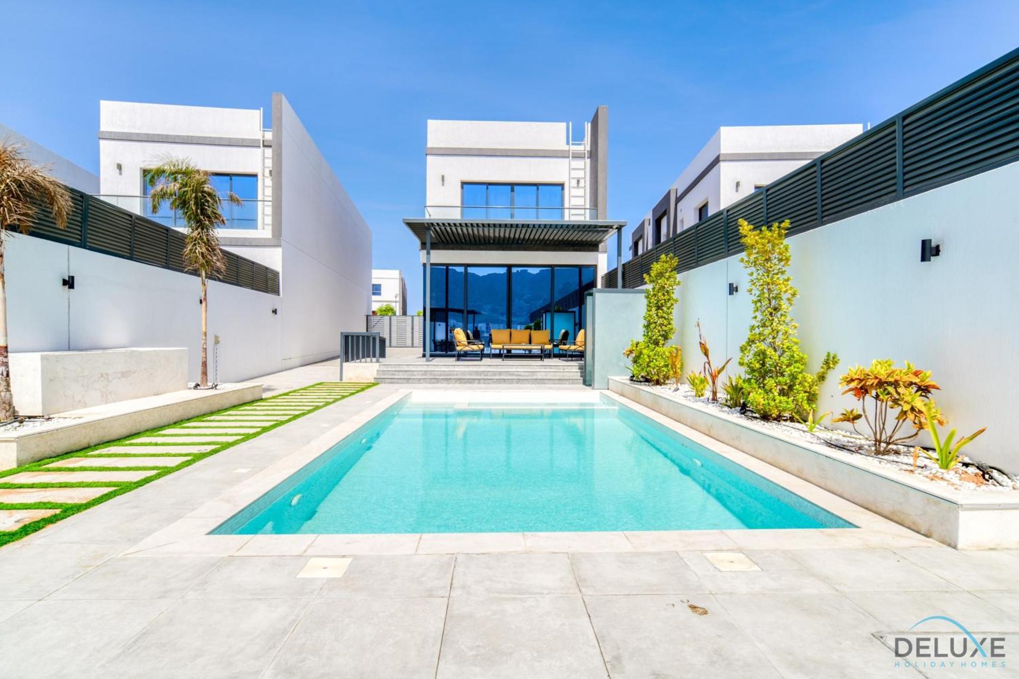 Exclusive Deal! Luxury 4br On Al Dana Island By Deluxe Homes Fujairah